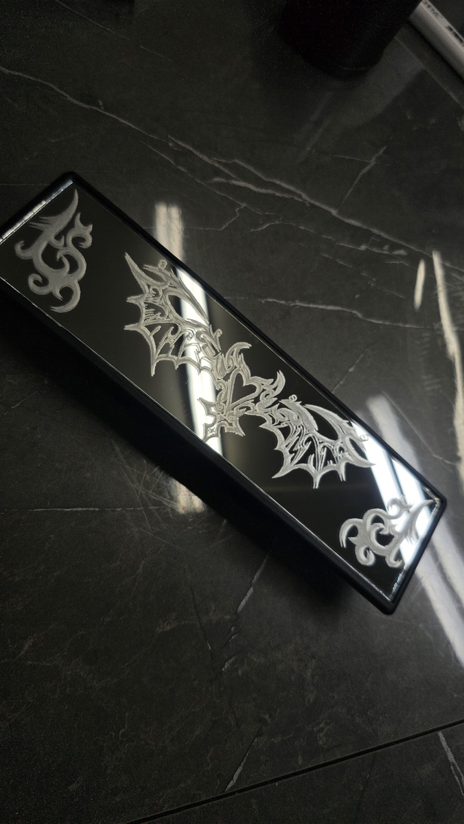 Гравировка на универсальном автомобильном салонном зеркале. Зеркало крепится с помощью защелок к родному.