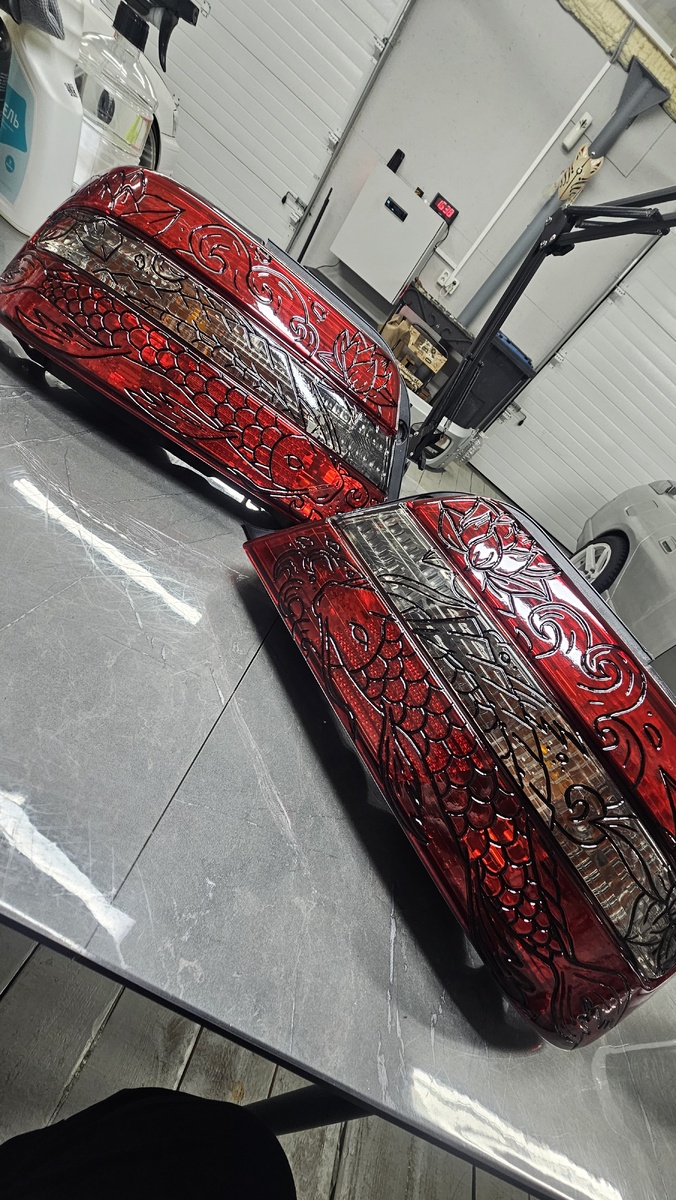 Гравировка на автомобильных фонарях.