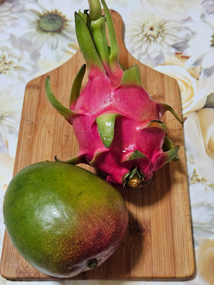 Драконий фрукт и манго