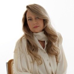    — Текущая нагрузка классного руководителя, конечно, не позволяет полноценно заниматься воспитанием учеников. У нас элементарная нехватка кадров <...> При этом новая должность, предложенная депутатом, не сможет заменить того же школьного психолога. Это принципиально разные функции. В тех школах, где психологи есть, они ведут свою работу отдельно. Но такая ситуация — редкость: далеко не все учебные заведения могут похвастаться штатным специалистом. Поэтому его наличие в школе — это, безусловно, большой плюс, — рассказала в разговоре с «Реальным временем» главред портала для педагогов «Альянс Учителей» Айгуль Ризатдинова.