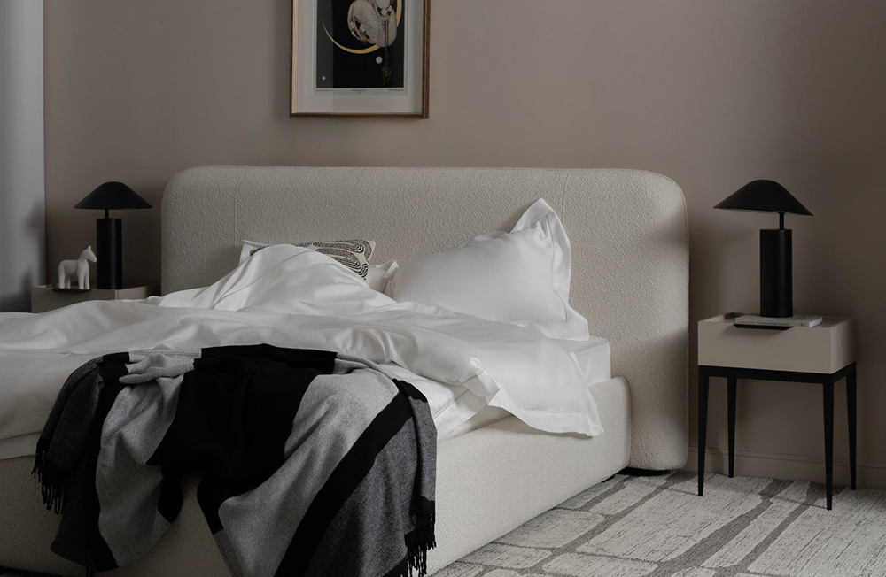     Спальня с природных оттенках с преобладанием бело-бежевой гаммы.    
 Фото: Dantone Home