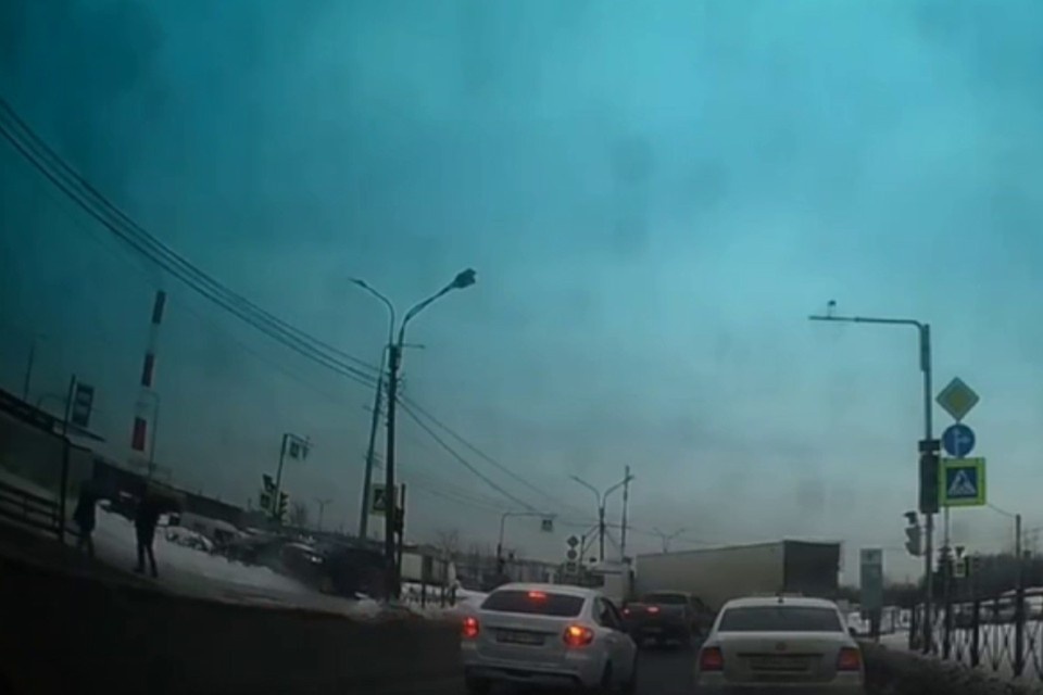    Две машины улетело из-за фуры на тротуар. Фото: t.me/primorsky_spb