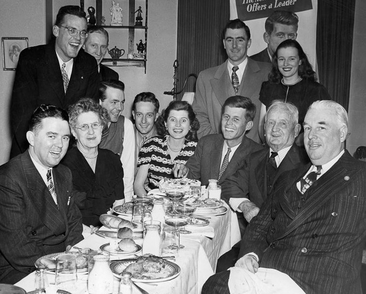 Слева направо сидят: секретарь Кеннеди – Фрэнсис Моррисси, Джозефина Фицджеральд, Юнис Кеннеди, Джон Кеннеди, Хани Фицджеральд и Джозеф Тимилти (будущий сенатор). Стоят: Лем Биллингс и Кеннет О'Доннелл со своей супругой Хелен Салливан. 1946 год.