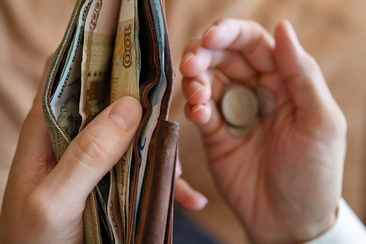 Выплатили маленькую зарплату. Источник: Mantikorra / Shutterstock / FOTODOM📷
