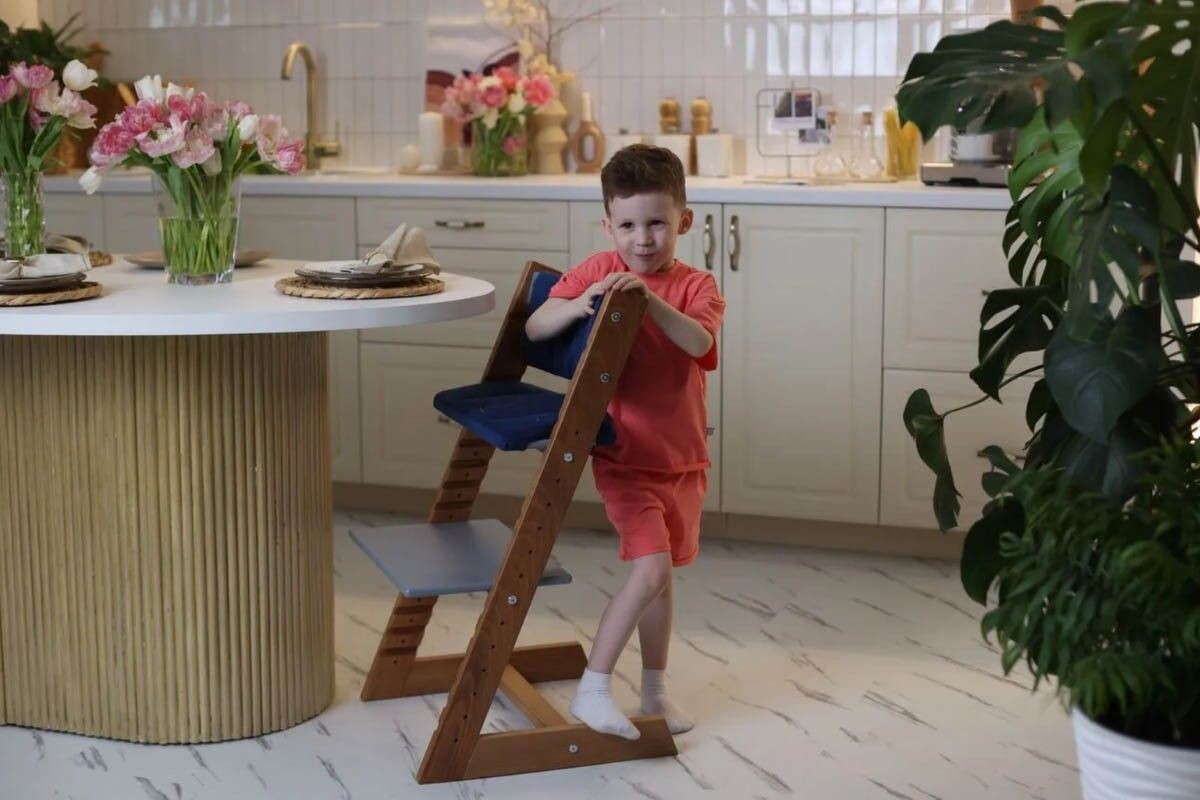 Дети учатся, когда наблюдают за взрослыми. Посадите ребенка за общий стол и приобщите к своему миру. Источник: kon-gor.com📷
