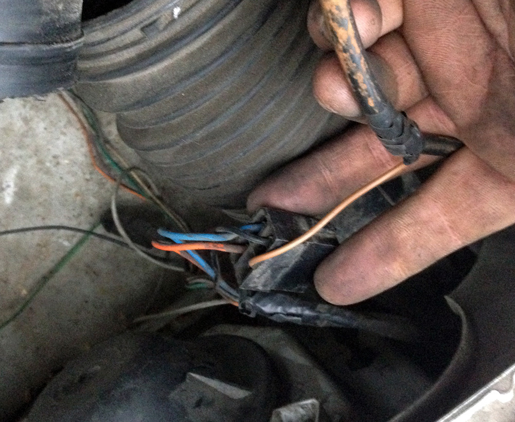 нужный контакт с подключённым проводом