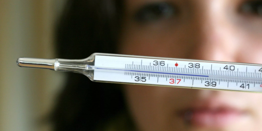 Резко поднялась температура, но нет никаких симптомов: иммунолог объяснила, что делать