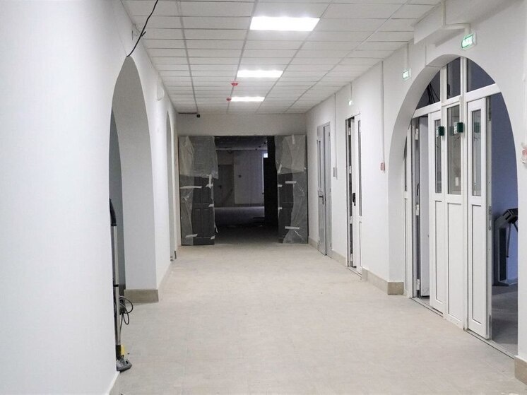     Глава города заехал в образовательное учреждение, чтобы поздравить учеников и преподавателей. Фото: telegram-канал мэра Великого Новгорода Александра Розбаума