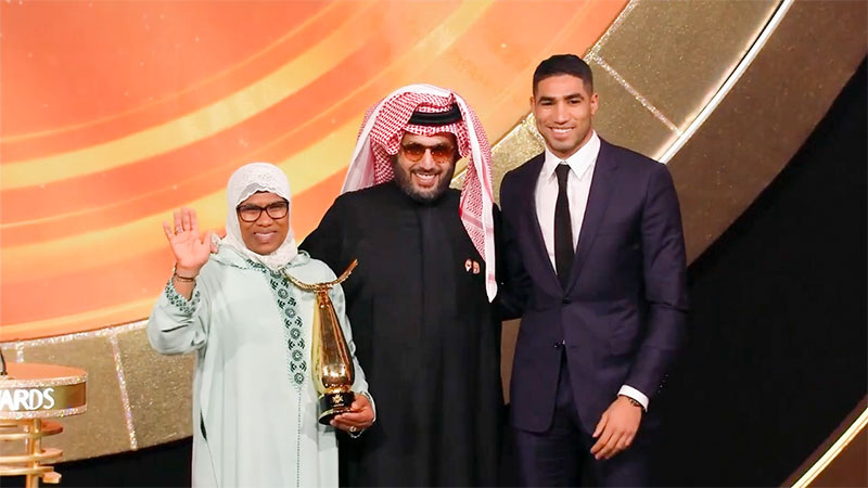 ...и та самая очень богатая мама, очень бедного футболиста