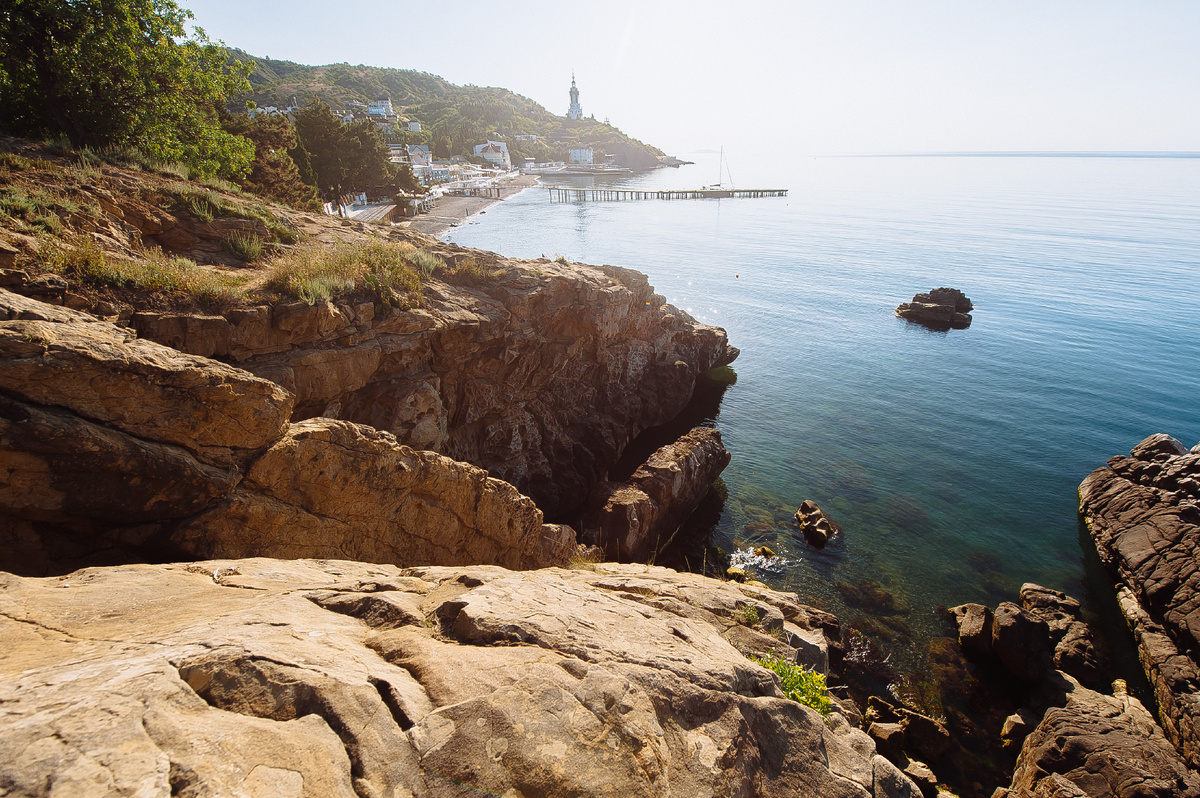 Малореченское и его главные достопримечательности - храм маяк святого Николая Чудотворца и Сырная скала. 