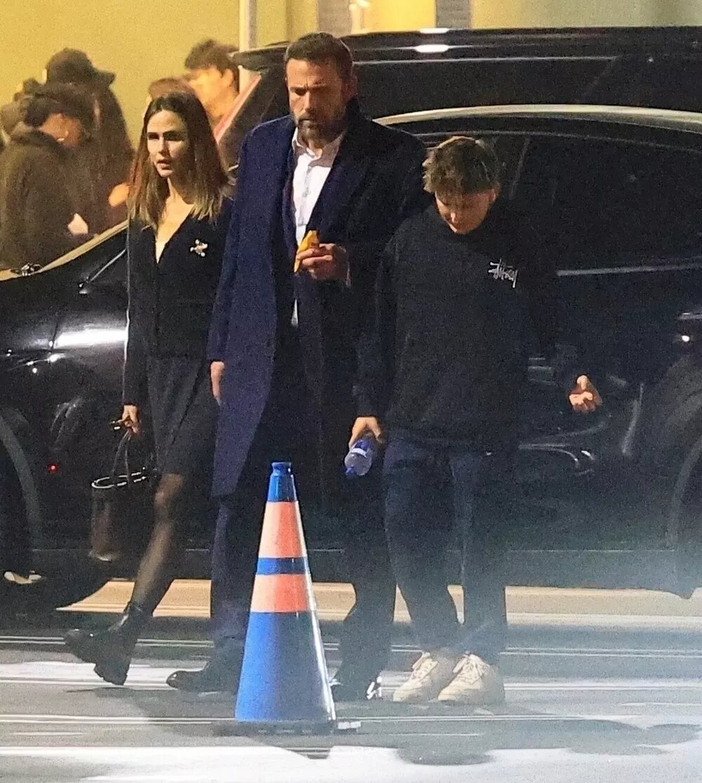 Бен и Дженнифер с детьми📷
