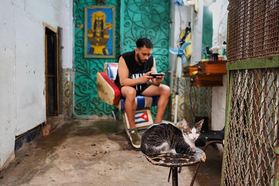 Ramon Espinosa / AP / ТАСС📷Парикмахер ждёт клиентов, Гавана