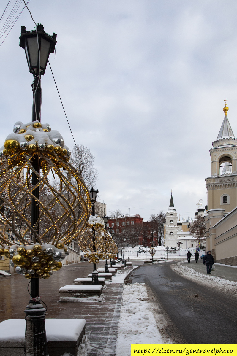 Улица Забелина вверх. Справа Иоанно-Предтеченский монастырь, а за ним - церковь Св. Владимира в Старых Садах