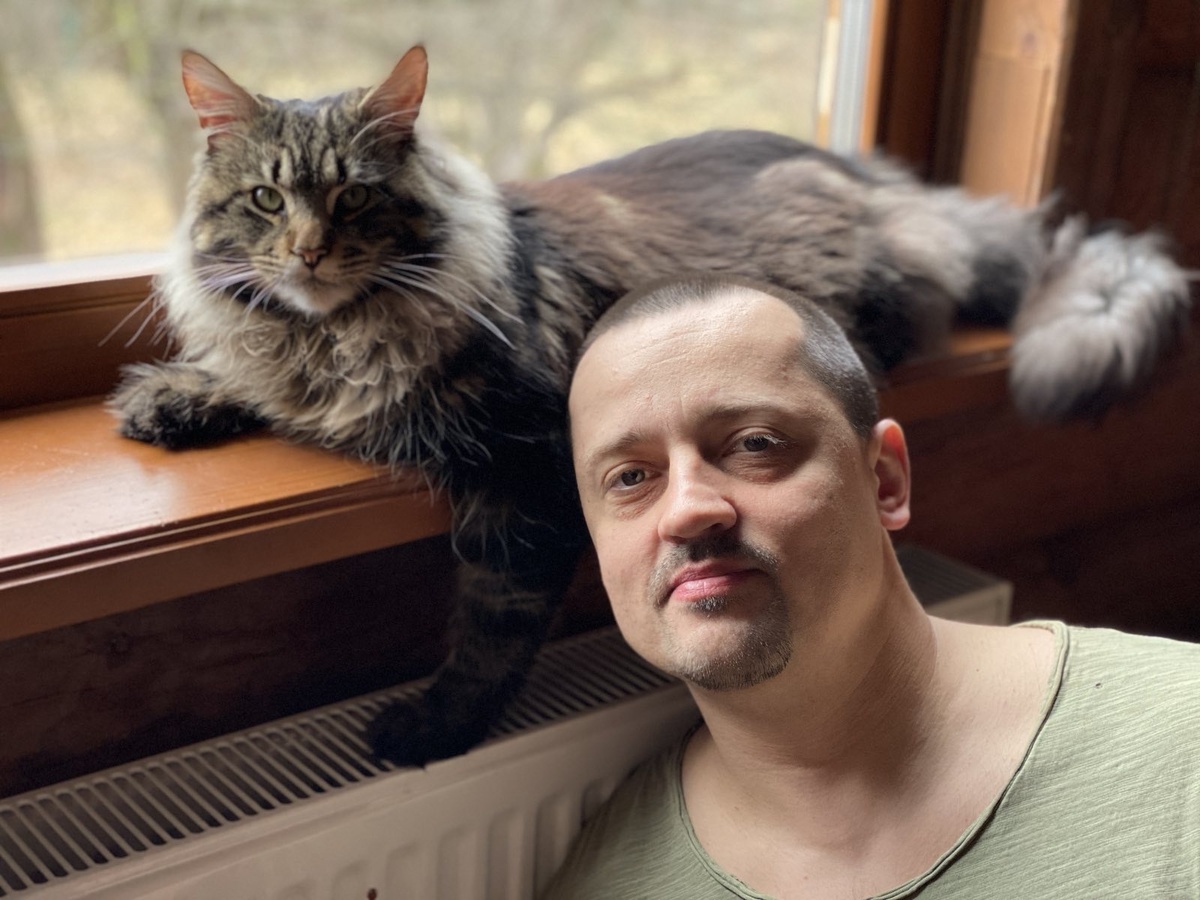 Уже не малыш, а молодой котище.