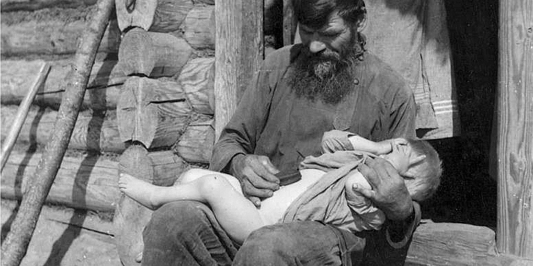 Как в 1938-м лечили "громовыми стрелами" из древних могил - обряд попал на фото