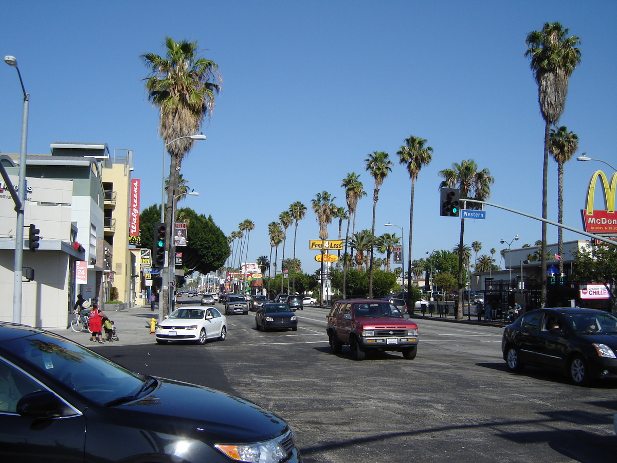 По дороге к метро. Сюда ходили из отеля в супермаркет Fast4Food.