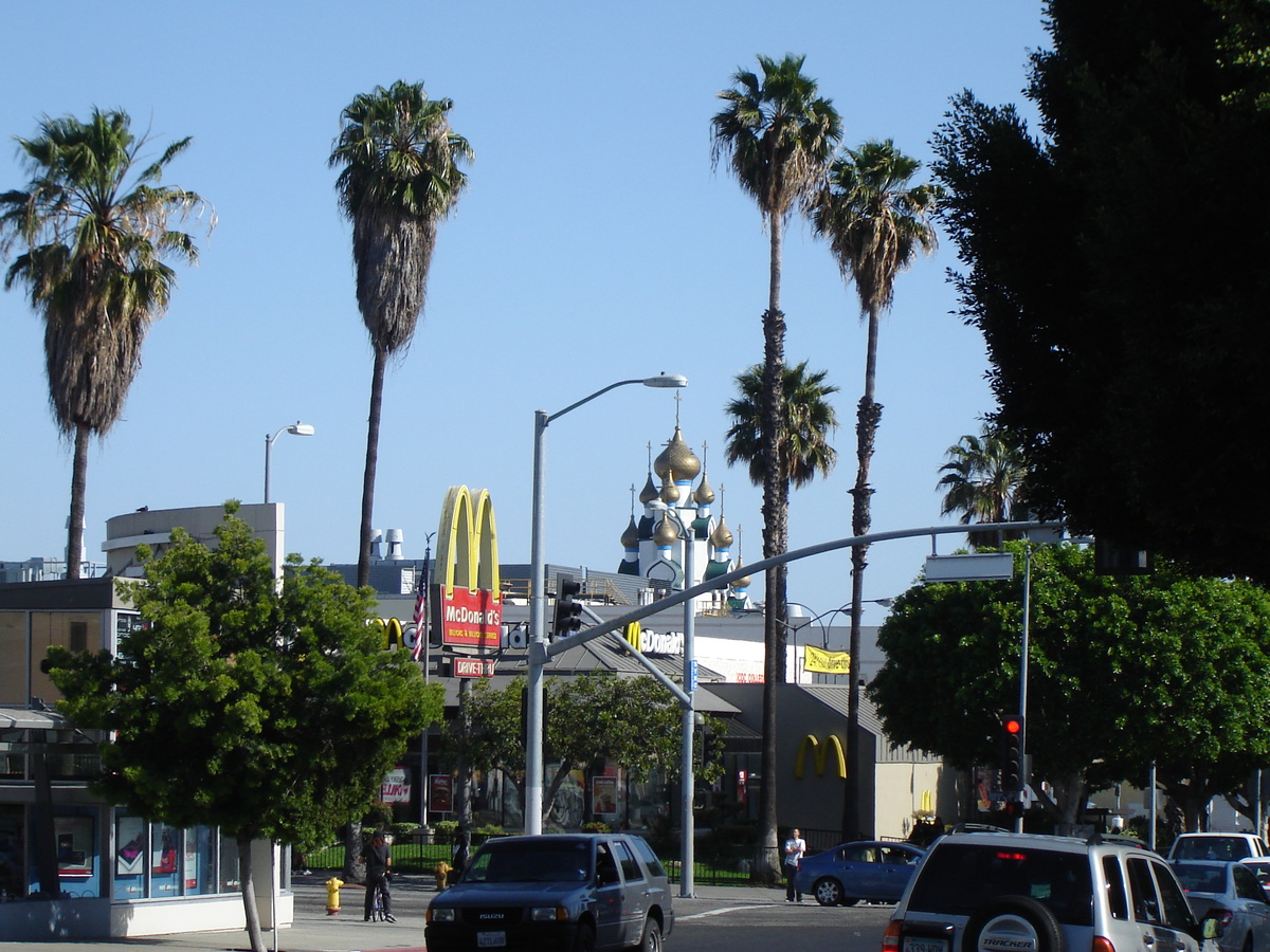 Вот тут и Мак и церковь. Если бы не пальмы, а березёы - то вполне так отечественный вид этак 1995--2005 годов