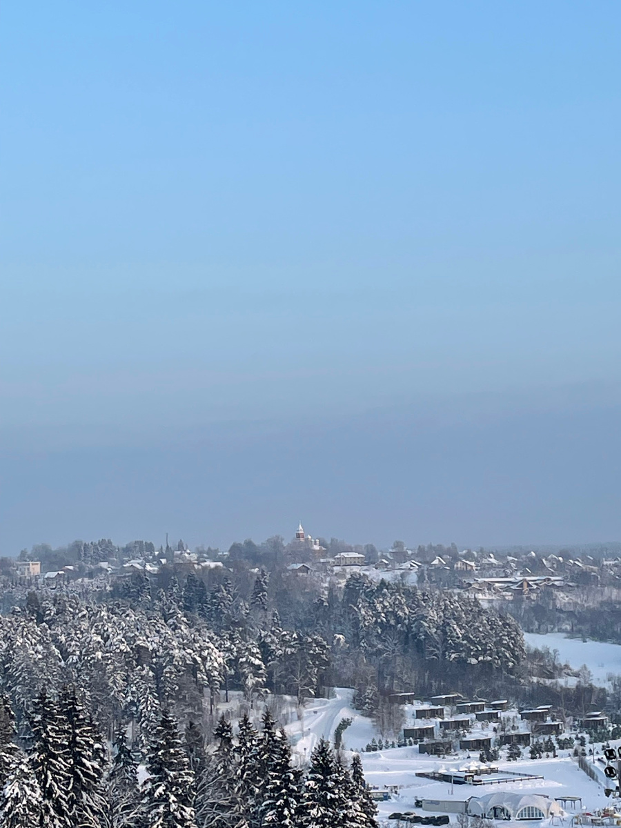 В дали церковь Рождества Христова в Ильинском.