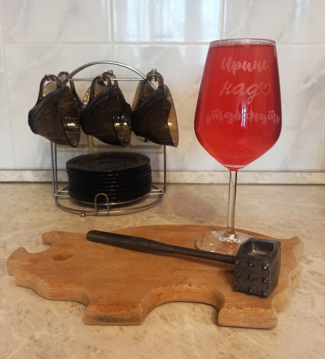 "Ирине надо отдохнуть" А отдых - это смена деятельности. В бокале - компот. 