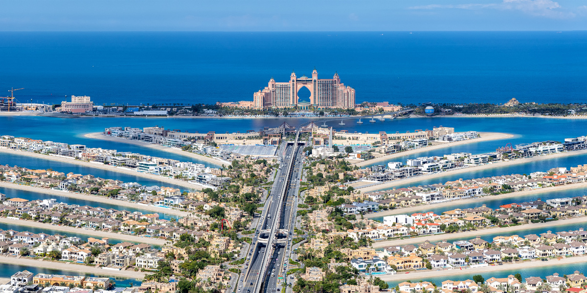 Пальма Джумейра с искусственным островом Atlantis, панорамный вид сверху. Источник: Shutterstock