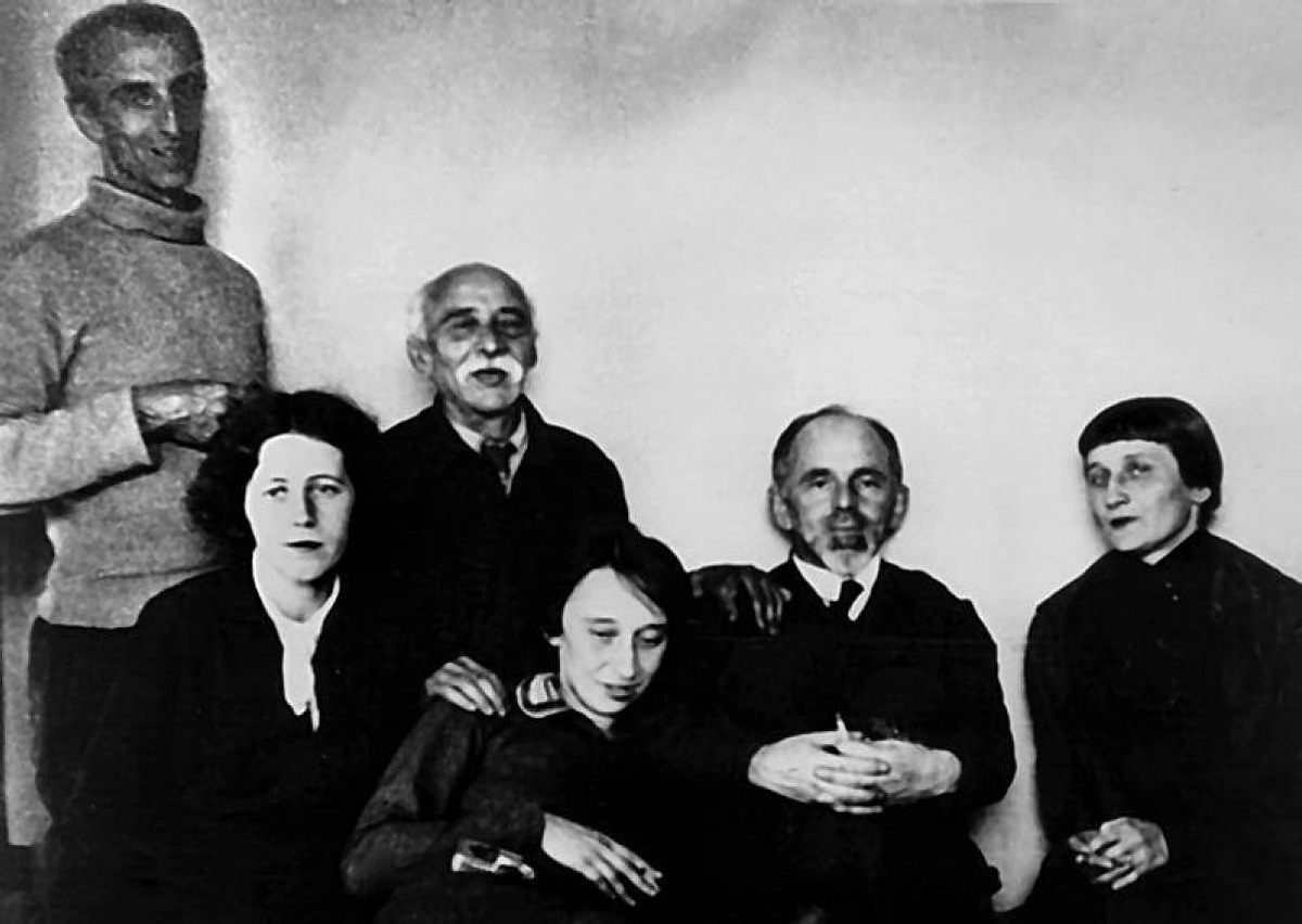Слева направо: Александр Мандельштам (стоит), Мария Петровых, Эмиль Мандельштам, Надежда Мандельштам, Осип Мандельштам, Анна Ахматова. Москва. Февраль 1934 г.