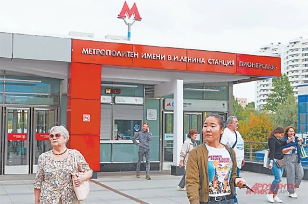    В Петербурге станция метро «Пионерская» временно закрыта на вход