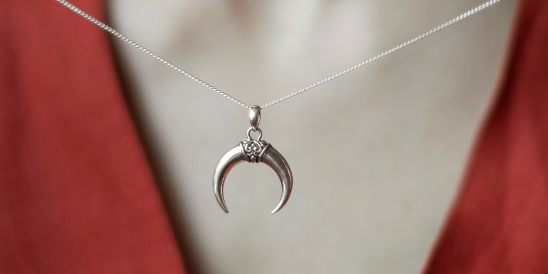 Этот славянский знак сейчас носят как украшение, не зная его смысла