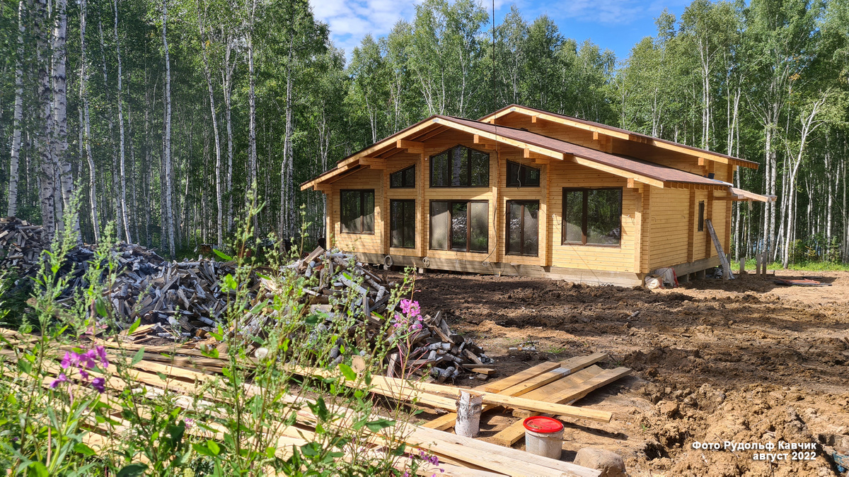 Строительство дома, 2022 год. Обратите внимание, северная сторона не имеет окон. Только одно маленькое окошко в сан узле. Фото Рудольф Кавчик