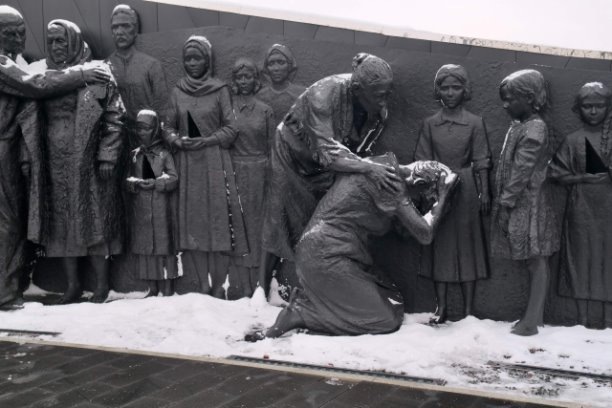 МЕМОРИАЛ В ПАМЯТЬ О МИРНЫХ ЖИТЕЛЯХ СССР: ОБСЛУЖИВАНИЕ ВЕЧНОГО ОГНЯ