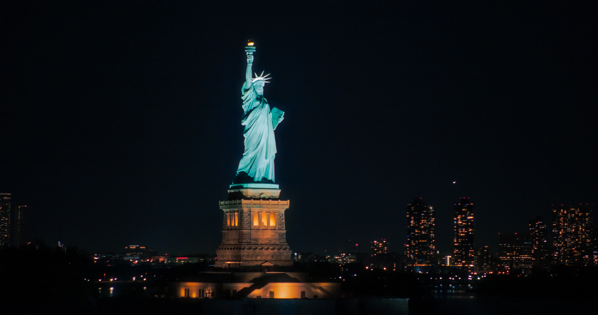 Вид на подсвеченную Статую Свободы ночью, Нью-Йорк. Источник: Shutterstock