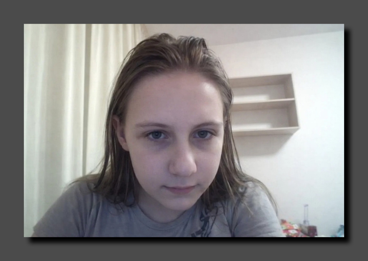 Алиса Теплякова. Над изображением поработал ИИ, сделал снимок чётче. Кстати, для семьи, любителей скоростного чтения, пустые книжные полки - нонсес 