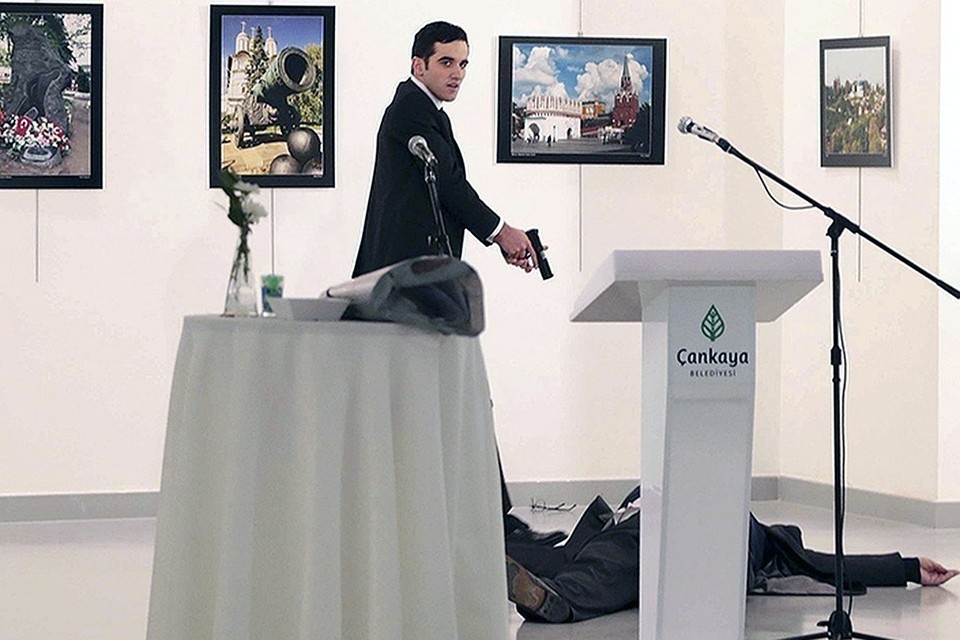    Карлов был убит выстрелами в спину 19 декабря 2016 года во время выступления на открытии фотовыставки. Его убийца - бывший сотрудник полиции Турции. EAST NEWS