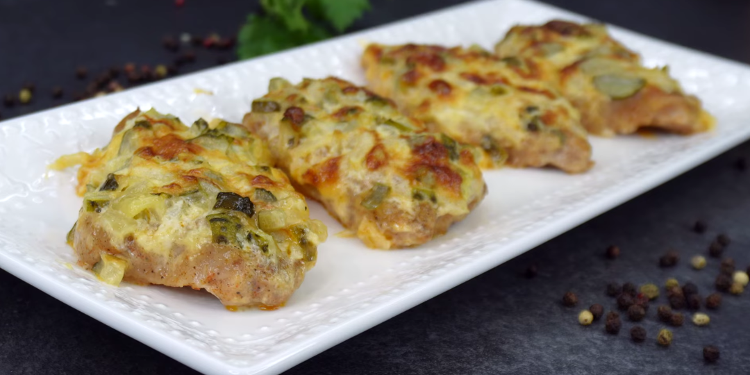 Мясо «по-барски»: Сочное мясо под аппетитной «шапочкой» и вкуснейшая картофельная лепешка в качестве гарнира...