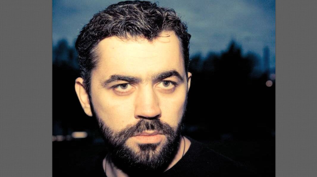 Сначала его интересовало море, актёром быть совсем не хотел