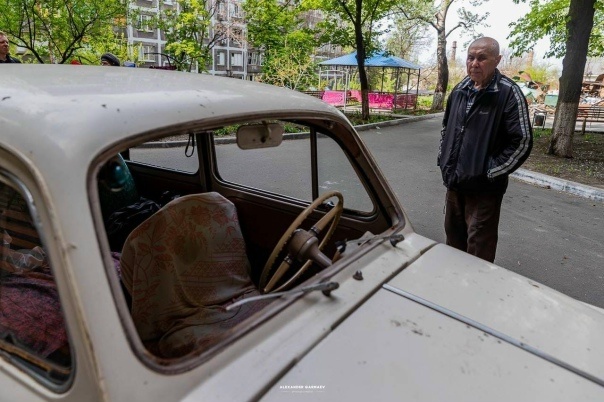 Да вон, за гаражами.… Без колес, без стекол, с помятой крышей…