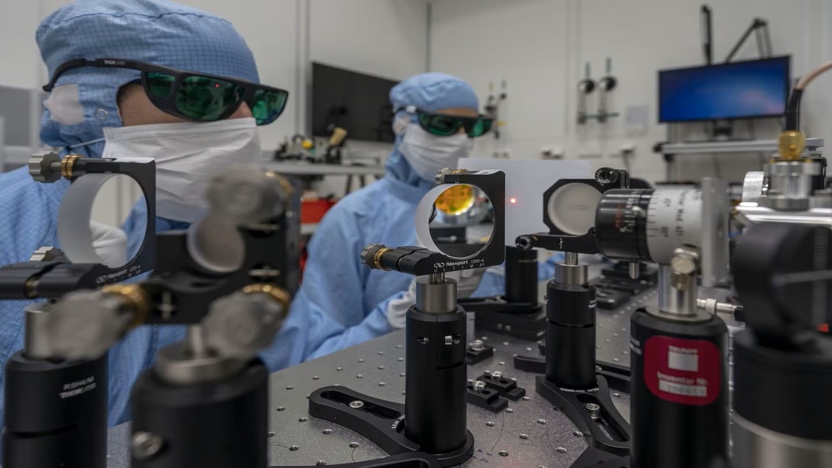 Сборка зеркал в чистой комнате TRUMPF для производства лазерной системы EUV. Изображение: TRUMPF