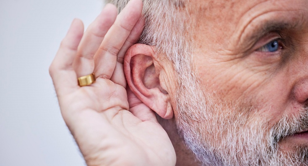 Почему даже легкое снижение слуха ускоряет деградацию мозга в 3 раза
