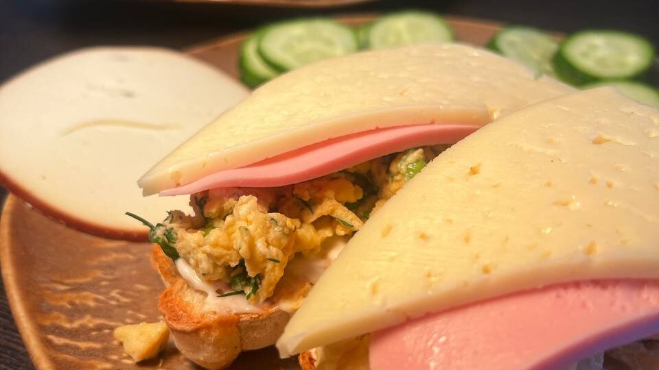 Горячие бутерброды с болтуньей и плавленым сыром