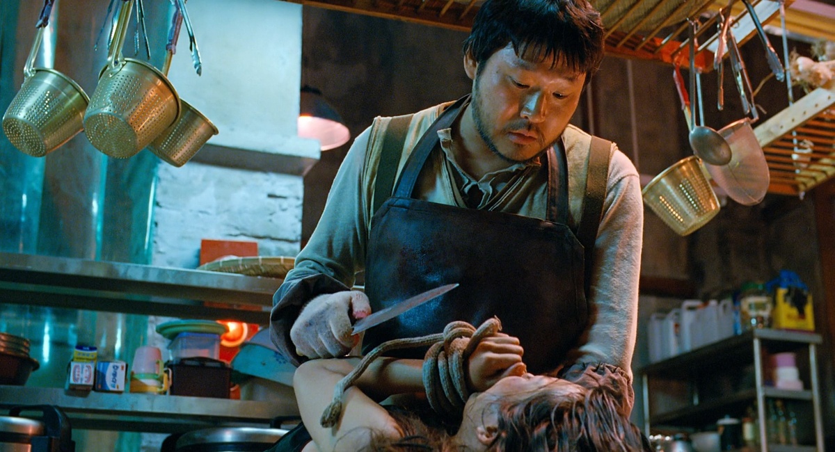 Корейский совет по рейтингу СМИ дважды заставил Ким Чжи-уна перемонтировать фильм, не желая выпускать в прокат столь жестокую картину. То есть всё было ещё хлеще? 