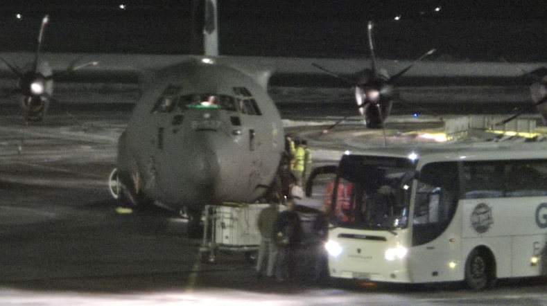 Фото: Военная машина Hercules датской армии в аэропорту Нуука (Источник – Газета Bild)