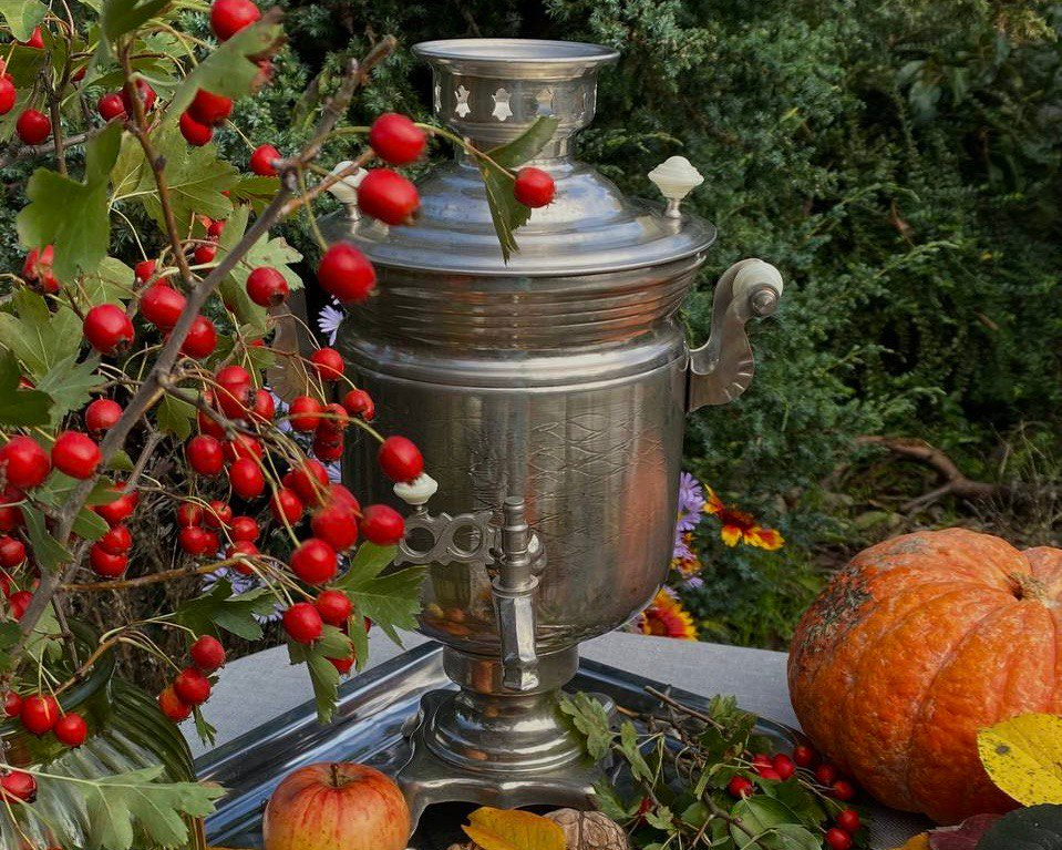 Самовар я купила, но такой же примерно был у бабушки,и мы с него пили чай.