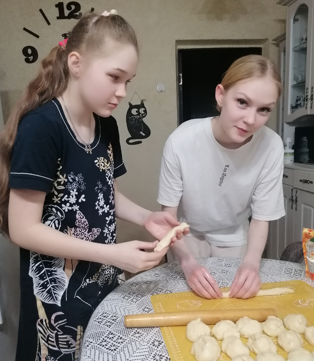 Пироги пекли  с джемом, с луком и яйцом, с сосисками, ватрушки с творогом и ягодами. 