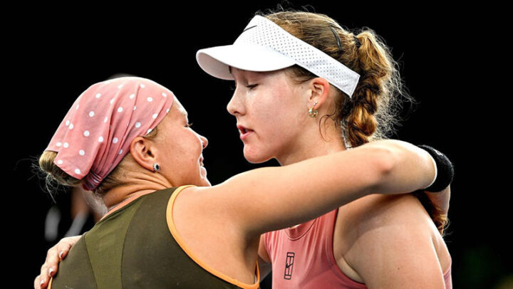 16 января 2026 года, Аделаида. Диана Шнайдер (слева) поздравляет Мирру Андрееву с выходом в финал турнира WTA-500.