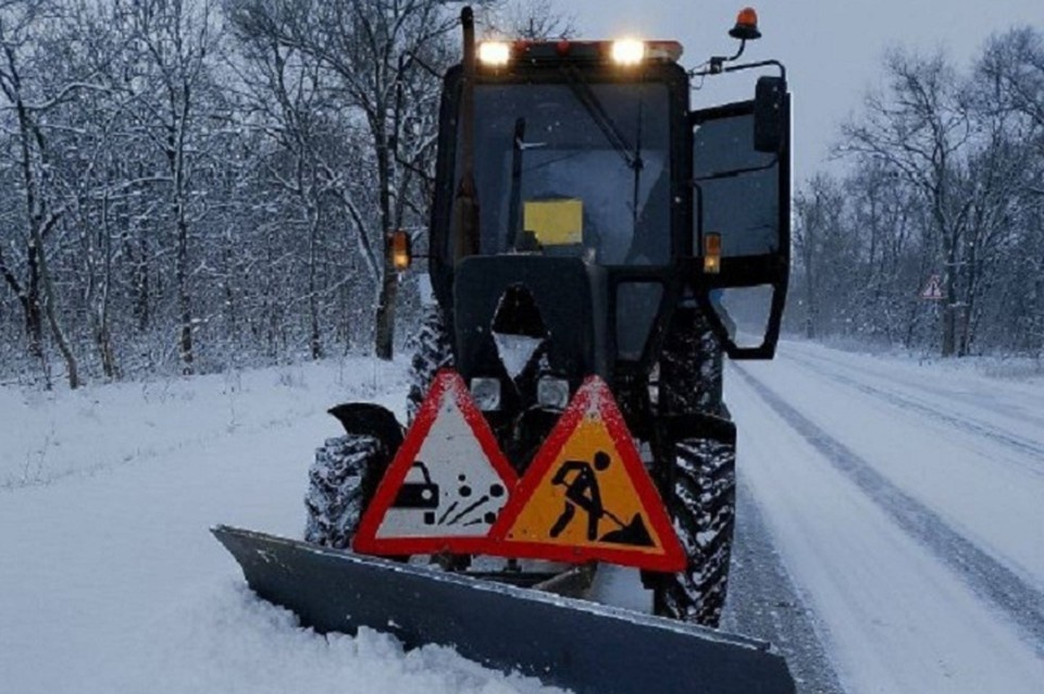    Дорожники продолжают противогололедную обработку и очистку от снега на всей сети дорог. Фото: Минтранс ДНР