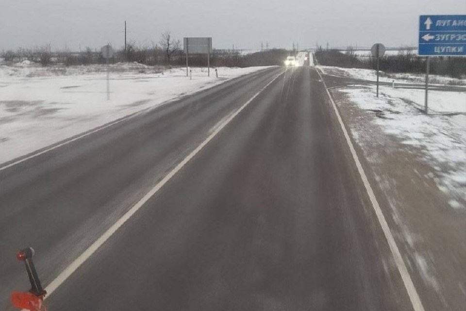    Дорожники продолжают противогололедную обработку и очистку от снега на всей сети дорог. Фото: Минтранс ДНР