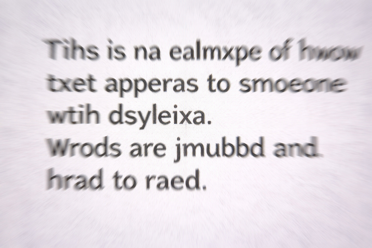 Пример того, как человек с дислексией видит текст. Создано при помощи нейросети DALL·E от OpenAI