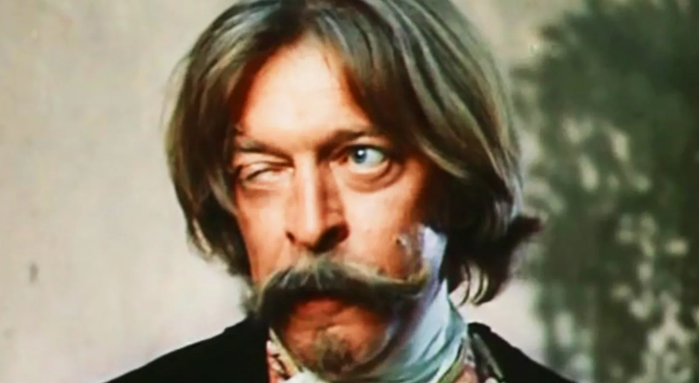 24-летний начинающий актер сделал предложение знаменитой певице на 8 лет его старше: что произошло потом