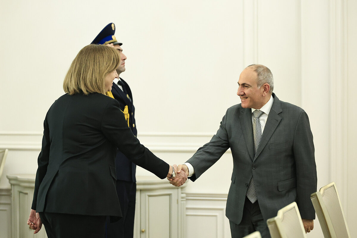    Премьер-министр Пашинян провел прощальную встречу с послом США в Армении: «До скорой встречи, мадам! Ждём новых установок!». Источник фото: сайт премьер-министра Республики Армения.