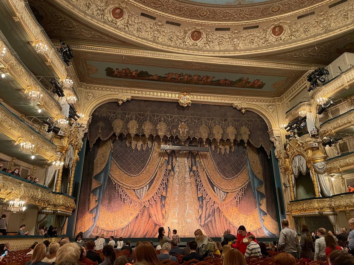 Эмблема театра - занавес /личный архив автора/ 