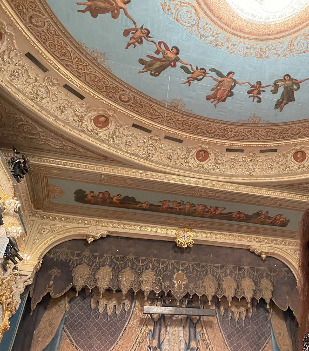 Амуры над часами тоже приготовились смотреть оперу. Над амурами изображены русские драматурги, так как в начале задумывалось ставить здесь не только оперу и балет, но и драматургические представления /личный архив автора/ 